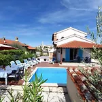 In Vi Njan With Private Pool And Garden Vila