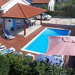 In Vi Njan With Private Pool And Garden Visnjan