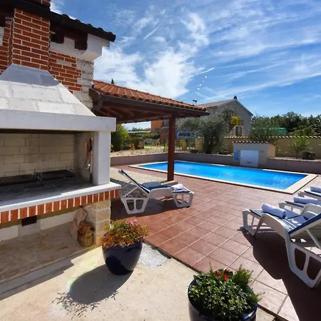 Villa In Vi Njan With Private Pool And Garden Visnjan