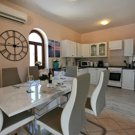 In Vi Njan With Private Pool And Garden Visnjan