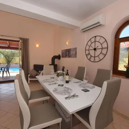 In Vi Njan With Private Pool And Garden Вилла Вишнян