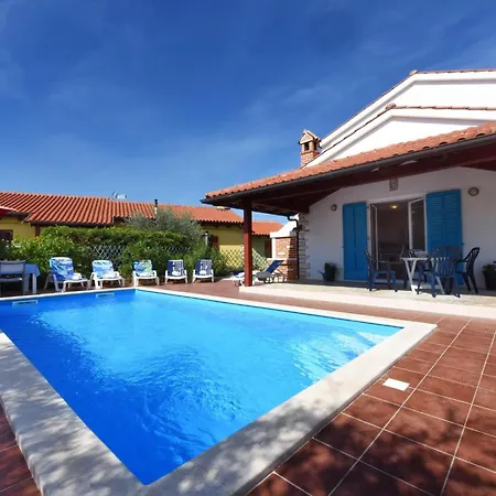 In Vi Njan With Private Pool And Garden Visnjan