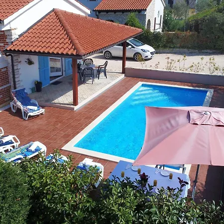 In Vi Njan With Private Pool And Garden Visnjan
