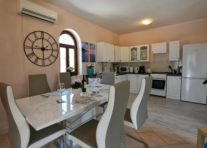 In Vi Njan With Private Pool And Garden Visnjan