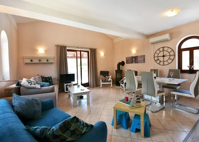 In Vi Njan With Private Pool And Garden Vila *