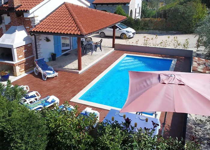 In Vi Njan With Private Pool And Garden Visnjan